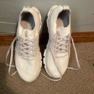 Size W 10.5 White On-Clouds